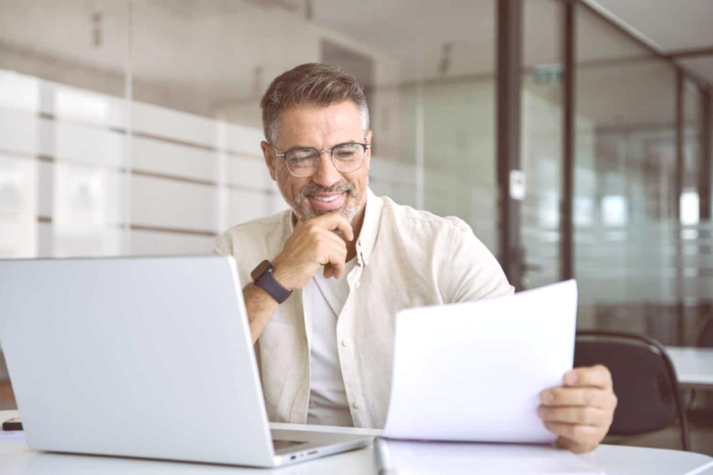 Sesión práctica de análisis de ideas empresariales en el programa de formación