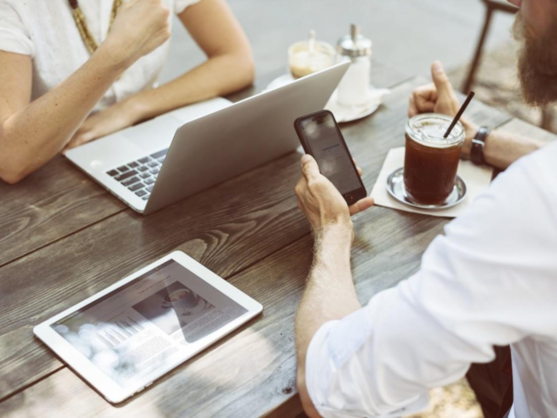 Profesionales analizando métricas y resultados financieros en pantalla durante formación empresarial